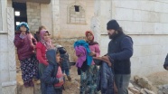 Halep'ten tahliye edilen sivillere insani yardım