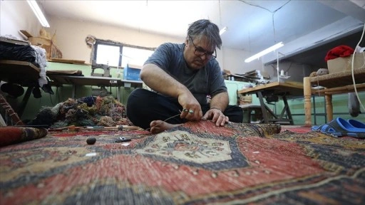Halıları cerrah titizliğiyle onarıyor