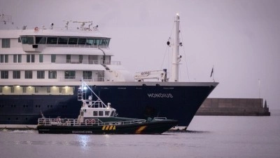 Hantavir&uuml;s vakalarının &ccedil;ıktığı yolcu gemisinde limandan havalimanına tahliyeler başladı