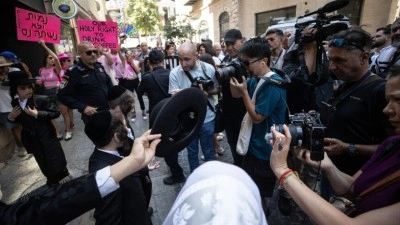 Harediler, Batı Kud&uuml;s'te Şabat yasağını ihlal ettiği gerek&ccedil;esiyle bir kafeyi protesto etti