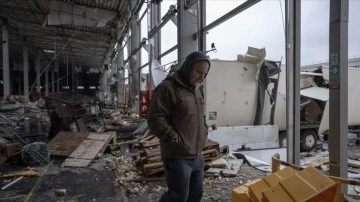 Harkiv'deki posta terminaline Rus saldırısı sonrası enkaz kaldırma çalışmaları sürüyor