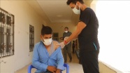 Harran&#039;da sağlıkçılar Arapça anonslarla vatandaşları aşı olmaya çağırdı