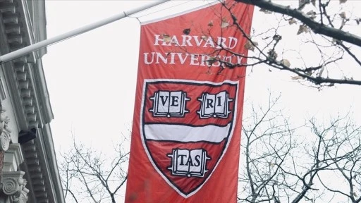 Harvard, fon kesintilerine karşı üniversite araştırmaları için 250 milyon dolar ayıracak