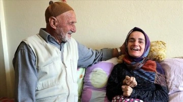 Hasan dede 45 yaşındaki engelli kızına özenle bakıyor