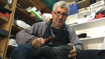 Hasan usta 3 metrekarelik dükkanında 32 yıldır ayakkabı tamir ediyor