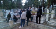 Hasretine dayanamadığı kızının mezarı başında kendini astı