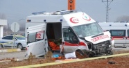 Hasta nakil ambulansı ile hafif ticari araç çarpıştı: 2 ölü, 4 yaralı