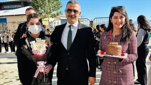 Hastalığını atlatarak 13 ay sonra okuluna kavuşan öğrenciye duygulandıran karşılama