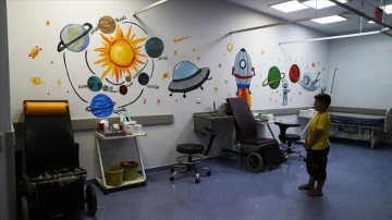 Hastane duvarları depremzede çocukların hayal dünyasıyla renkleniyor