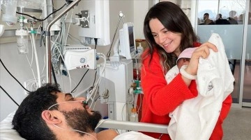 Hastane enkazından 261. saatte kurtarılan baba 12 günlük bebeğiyle buluştu