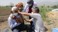 Hastaneye gitme fırsatı bulamayan Erzincanlı çiftçi aile çapa yaptıkları tarlada aşılandı