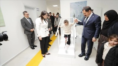 Hatay'da depremde bacağını kaybeden 7 yaşındaki Zeynep proteziyle yeniden y&uuml;r&uuml;d&uuml;