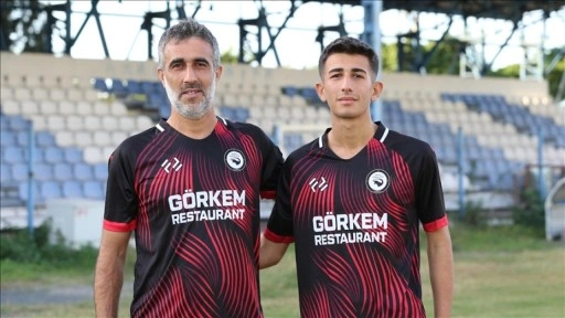 Hatay'da futbolcu baba ve oğlu aynı takımda mücadele ediyor