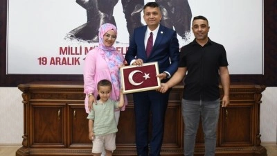 Hatay'da kavşağa d&uuml;şen T&uuml;rk bayrağını yoldan ge&ccedil;en s&uuml;r&uuml;c&uuml;ler kaldırdı