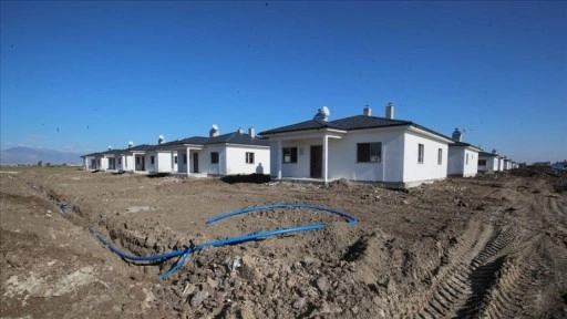 Hatay'da kırsal deprem konutlarının yapımı s&uuml;r&uuml;yor