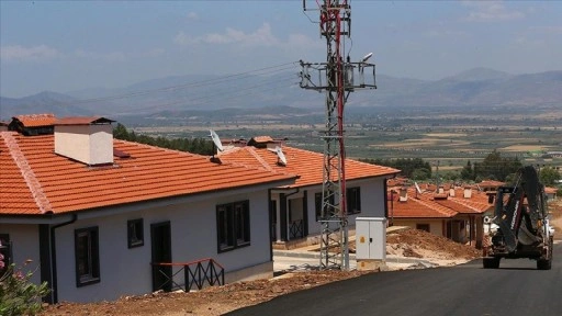 Hatay'da köy evleri teslim edilen depremzedeler bayrama yeni yuvalarında giriyor