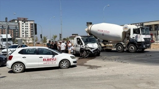 Hatay'da otomobil ile çekicinin çarpıştığı kazada 3 kişi öldü, 3 kişi yaralandı