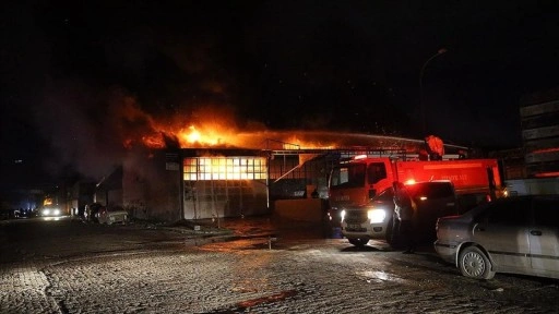 Hatay'da sanayi sitesinde &ccedil;ıkan yangına m&uuml;dahale ediliyor