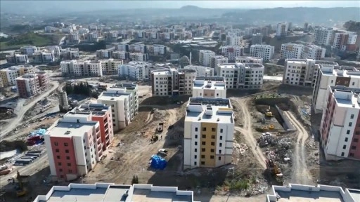 Hatay Defne'de afet konutlarının ve ticaret merkezlerinin yapımı sürüyor
