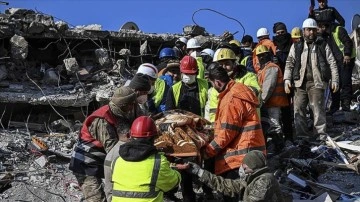 Hatay Defne'de depremin 150. saatinde 64 yaşındaki kadın enkazdan sağ çıkarıldı