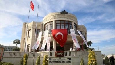 Hatay Devlet Tiyatroları, Hatay Devleti d&ouml;neminin meclis binasında perdelerini a&ccedil;tı