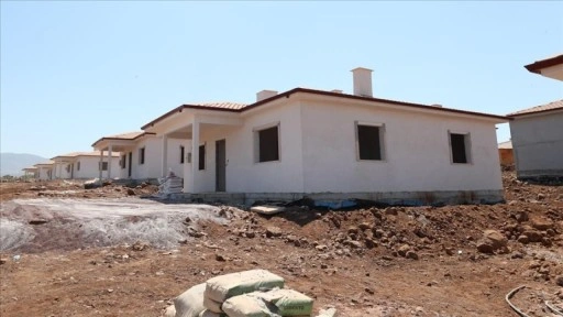 Hatay Kırıkhan'da kırsal deprem konutlarının yapımı sürüyor