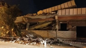 Hatay'da 6 Şubat'taki depremlerde ağır hasar alan bina çöktü