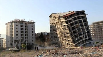 Hatay'da ağır hasarlı 10 katlı bina kontrollü şekilde yıkıldı