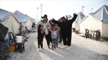 Hatay'da çadır kentteki çocukları tiyatro oyunlarıyla mutlu ediyorlar