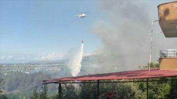Hatay'da &ccedil;ıkan orman yangına m&uuml;dahale ediliyor