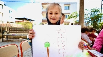 Hatay'da çocuklar depremin yıktığı evlerini ve hayallerini resmetti