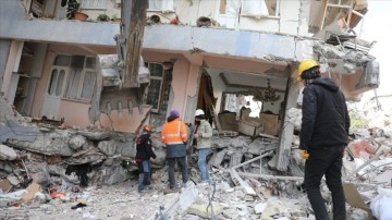 Hatay'da depremde binaları yıkılan aile, komşusuyla enkaz altında tanışmış