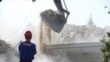 Hatay'da depremde yıkılan binaların enkazını kaldırma çalışmaları devam ediyor
