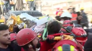 Hatay'da depremden 177 saat sonra 26 yaşındaki kadın enkazdan sağ çıkarıldı