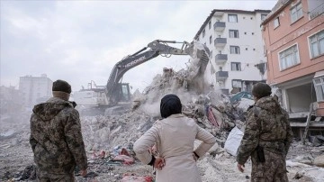 Hatay'da depremden etkilenen 80 binanın enkazının kaldırılmasına başlandı