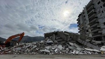 Hatay'da depremlerde ağır hasar alan 2 bina kontrollü yıkıldı