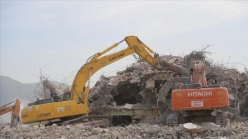 Hatay'da depremlerde ağır hasar alan 3 bina kontrollü yıkıldı