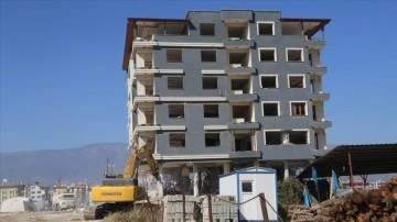 Hatay'da depremlerde ağır hasar alan 5 katlı bina kontrollü yıkıldı
