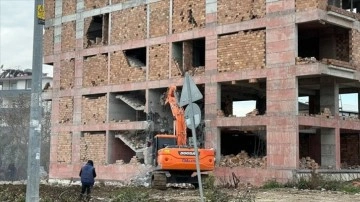 Hatay'da depremlerde hasar alan 3 bina kontrollü yıkıldı