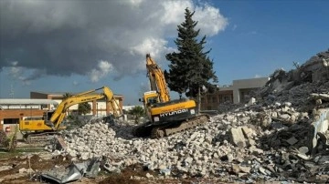 Hatay'da depremlerde hasar alan Karayolları 53. Şubesi Şefliği binası kontrollü yıkıldı