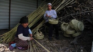 Hatay'da depremzede kadınlar ördükleri sepetlerle aile bütçesine destek oluyor