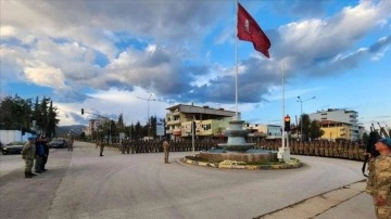 Hatay'da görevini tamamlayan jandarmalar "Komando Marşı" ile kentten ayrıldı