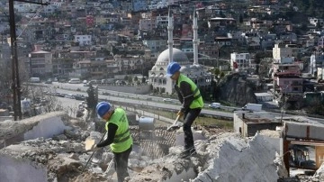 Hatay'da iş makinesinin ulaşamadığı hasarlı binaları özel ekip yıkıyor