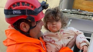 Hatay'da itfaiye ekipleri 1 yaşındaki bebeği enkazdan kurtardı