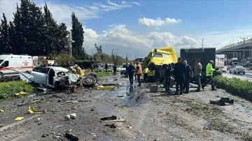 Hatay'da karşı şeride geçen tırın çarptığı otomobildeki 6 kişi öldü