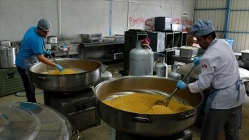 Hatay'da kurulan 'Kocaeli Afet Mutfağı'nda günde 10 bin kişiye yemek pişiyor