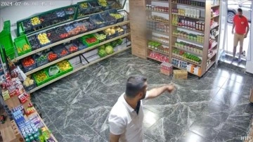 Hatay'da markete ayakkabılarını çıkarıp giren şantiye işçisi kameraya yansıdı