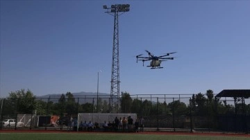 Hatay'da öğrenciler tarım arazileri için ilaçlama dronu yaptı