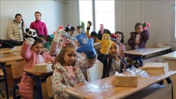 Hatay'da öğrencilerin diktiği kıyafetler ve kuklalar depremzede çocuklara dağıtıldı