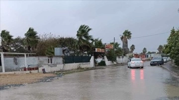 Hatay'da sağanak ve fırtına hayatı olumsuz etkiledi